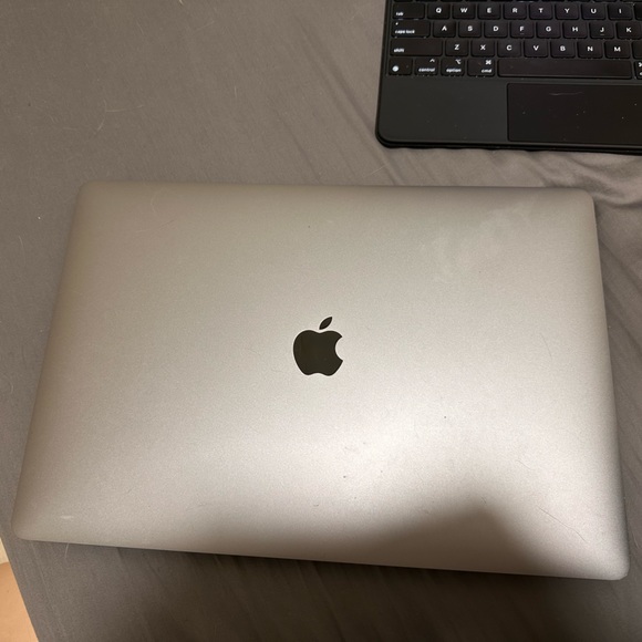 Macbook Pro 2019 15 inch - Picture 3 of 5